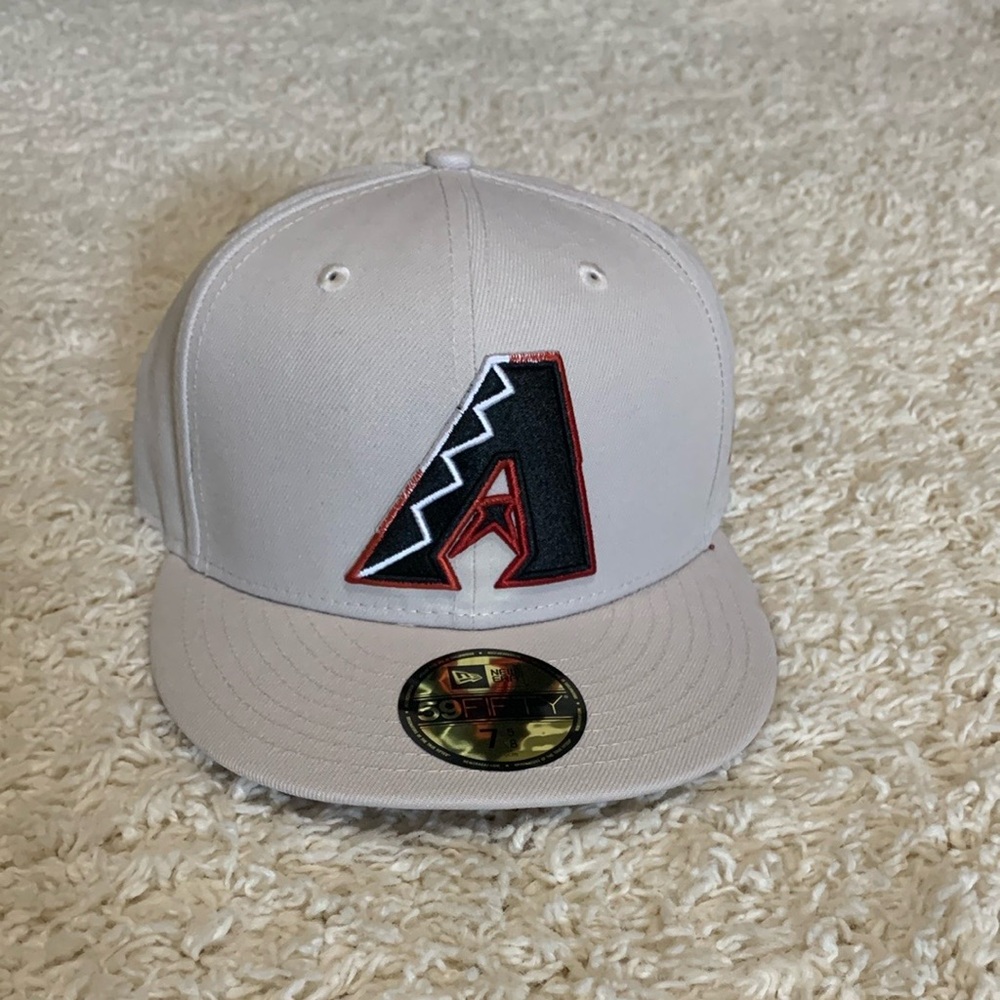 New Era 59FIFTY Arizona DBacks Cap Beige with Black and Red Logo